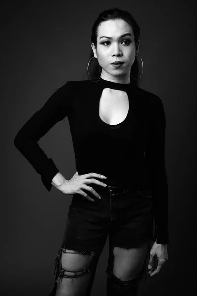 Joven hermosa mujer transgénero asiática en blanco y negro — Foto de Stock