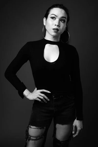 黒と白で若い美しいアジア トランスジェンダーの女性 — ストック写真