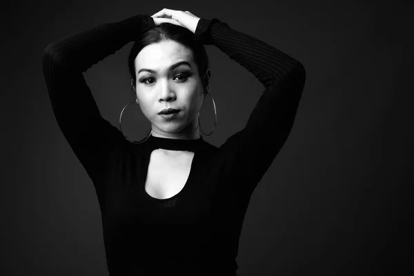 Молодих красивих азіатських транссексуалів жінка в чорному та білому — стокове фото