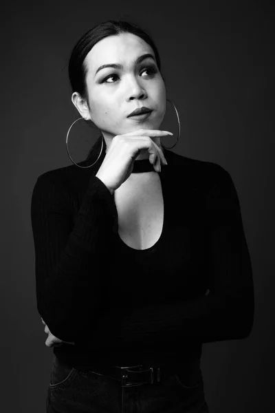 Siyah-beyaz düşünme genç güzel Asya travesti kadın — Stok fotoğraf