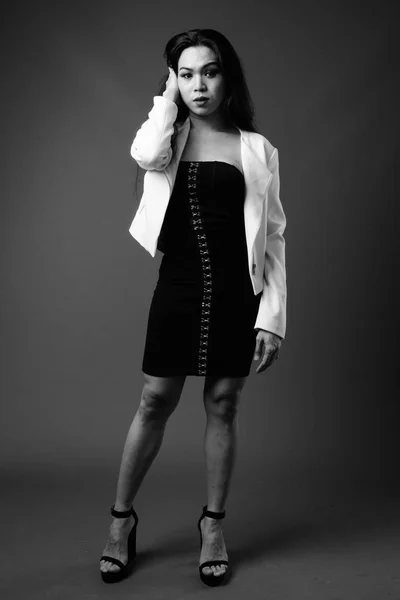 Портрет трансгендерної бізнес-леді в чорно-білому — стокове фото