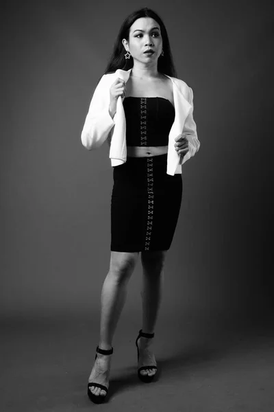 Retrato de larga duración de mujer de negocios transgénero en blanco y negro — Foto de Stock