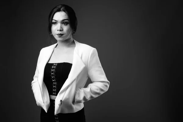 Asiatico transgender businesswoman pensare in bianco e nero — Foto Stock