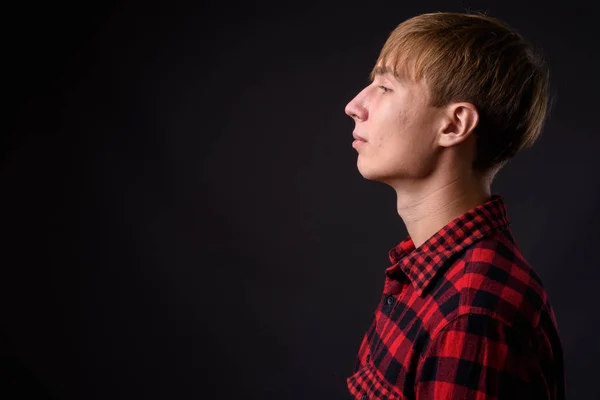 Profilbild eines jungen gutaussehenden Mannes mit blonden Haaren — Stockfoto