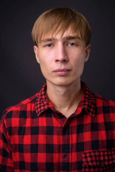 Rosto de jovem homem bonito com cabelo loiro — Fotografia de Stock