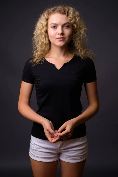 Portrait de jeune belle femme aux cheveux blonds bouclés — Photo