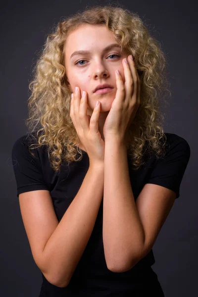 Portrait of young beautiful woman with curly blond hair — Stock Photo, Image