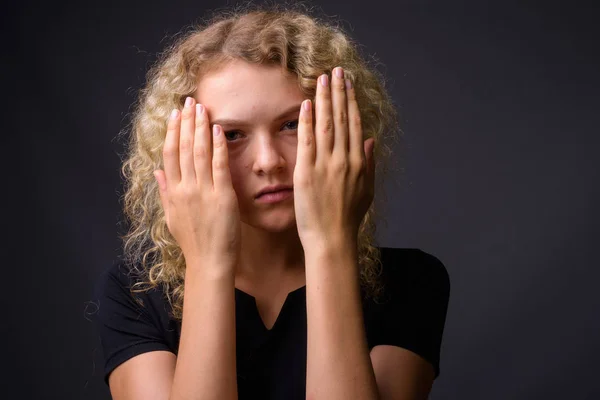 Porträtt av ung vacker kvinna med lockigt blont hår — Stockfoto