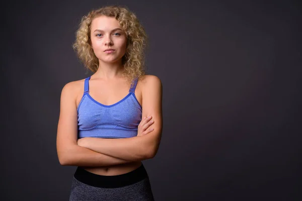 Joven mujer hermosa deporte listo para el gimnasio —  Fotos de Stock