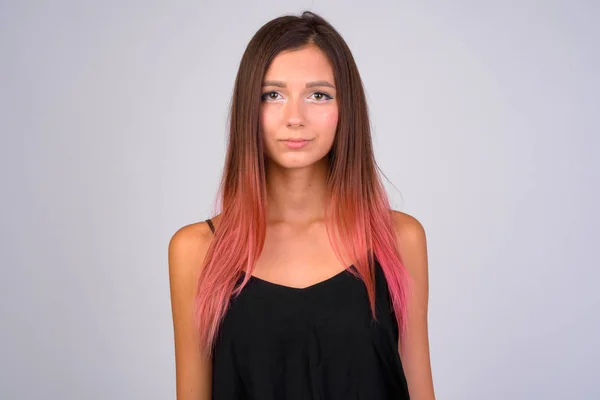 Jovem mulher bonita com cabelo tingido contra fundo branco — Fotografia de Stock