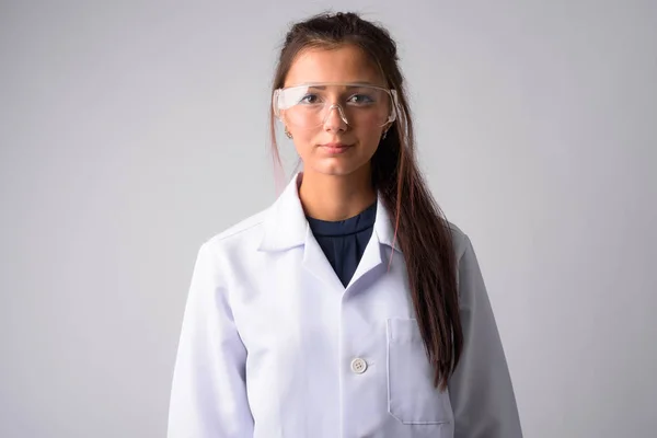 Ung vacker kvinna läkare med skyddsglasögon — Stockfoto