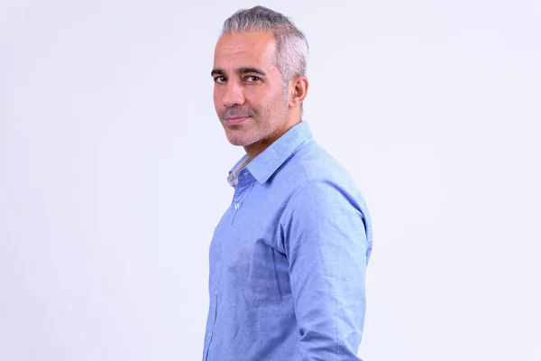 Vista de perfil del guapo empresario persa mirando a la cámara —  Fotos de Stock