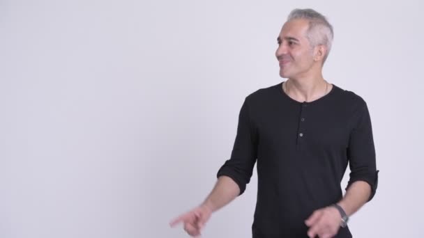 Bir şey gösterilen süre gülümseyen mutlu Farsça adam — Stok video