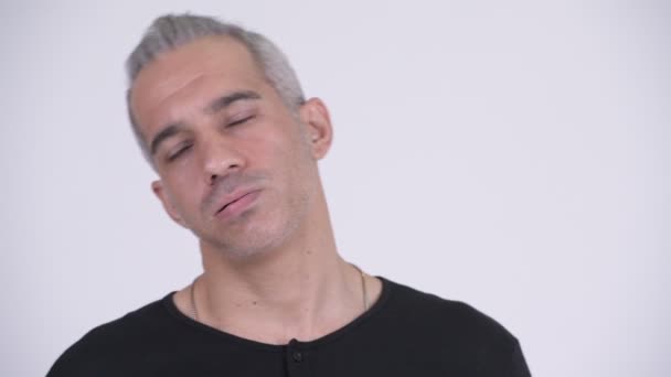 Cansado homem persa olhando entediado contra fundo branco — Vídeo de Stock