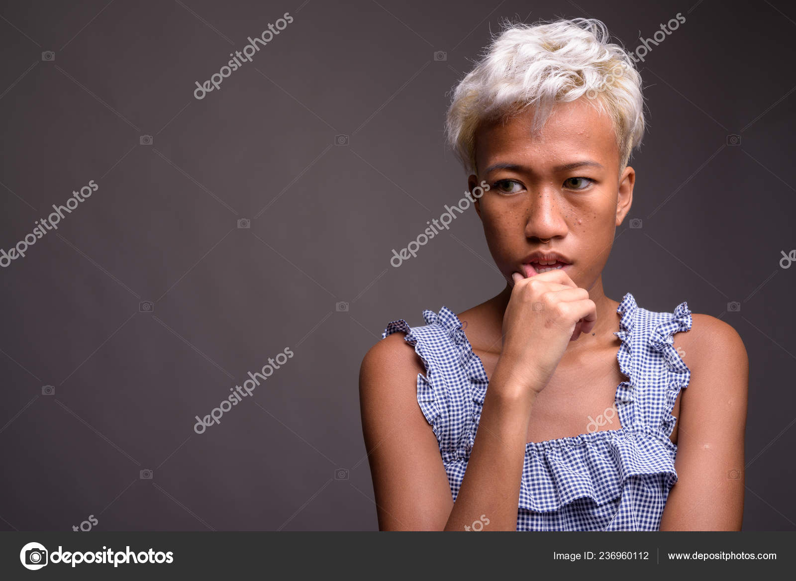 Grustno Myatezhnyj Zhenshina S Korotkie Volosy Myshleniya Stokovoe Foto C Amazingmikael 236960112