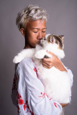 Farsça kedi holding kısa saçlı Genç güzel kadın