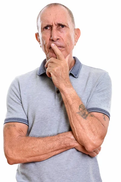 Студійний знімок старшого чоловіка, який думає ізольовано на білому тлі — стокове фото