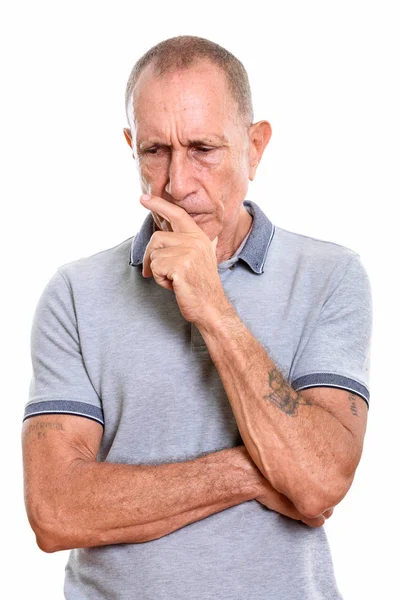Студійний знімок старшого чоловіка, який думає ізольовано на білому тлі — стокове фото