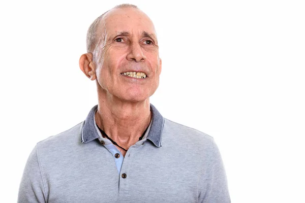 Estudio de tiro de hombre mayor feliz sonriendo mientras pensaba —  Fotos de Stock