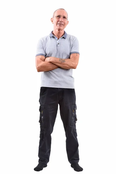 Corpo inteiro tiro de homem sênior feliz sorrindo enquanto vestindo óculos — Fotografia de Stock