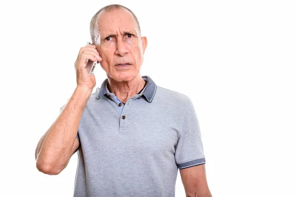 Estudio de hombre mayor enojado hablando en el teléfono móvil — Foto de Stock