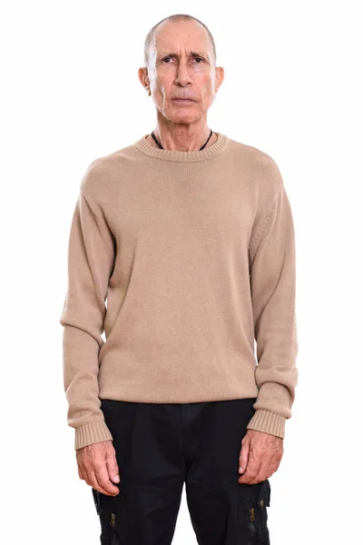 Студійний знімок старшого чоловіка, що стоїть ізольовано на білому тлі — стокове фото