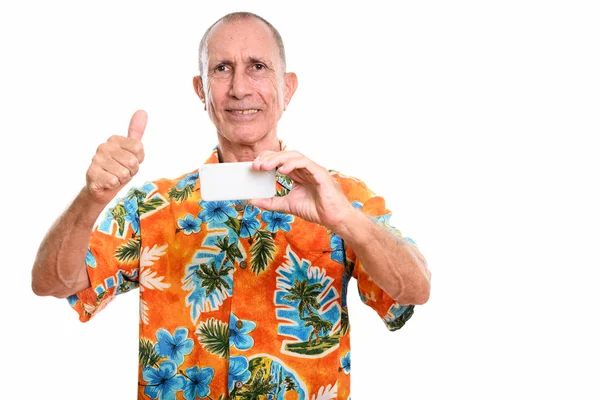 Felice uomo anziano sorridente mentre scattava foto con il telefono cellulare — Foto Stock