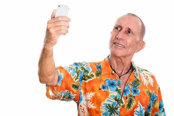 Studioaufnahme eines glücklichen Seniors, der lächelt, während er ein Selfie macht — Stockfoto