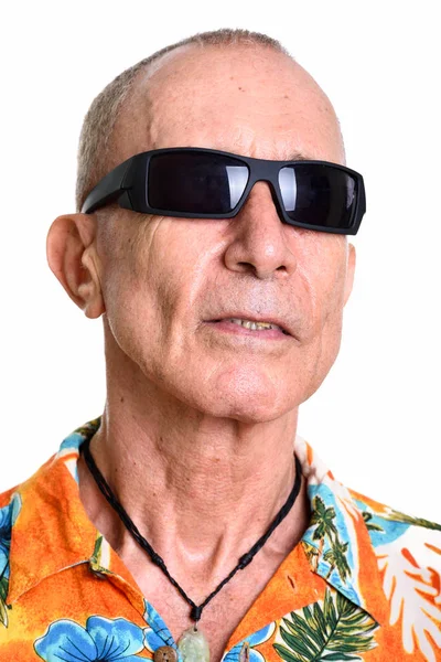 Cara del hombre mayor con gafas de sol mientras mira a la distancia — Foto de Stock