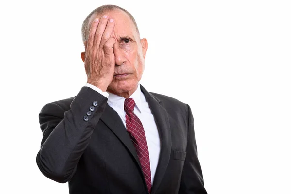 Moe senior zakenman op zoek gestresst geïsoleerd tegen de witte achtergrond — Stockfoto