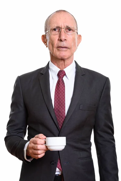 Студійний знімок старшого бізнесмена, що тримає чашку кави — стокове фото