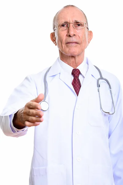Студійний знімок старшого лікаря, що дає рукостискання — стокове фото