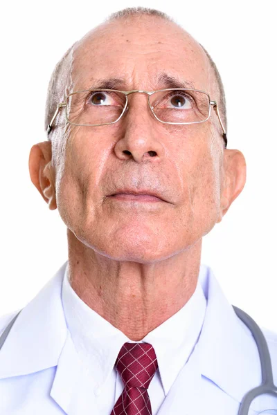 Ansikte av ledande man läkare tänker isolerad mot vit bakgrund — Stockfoto