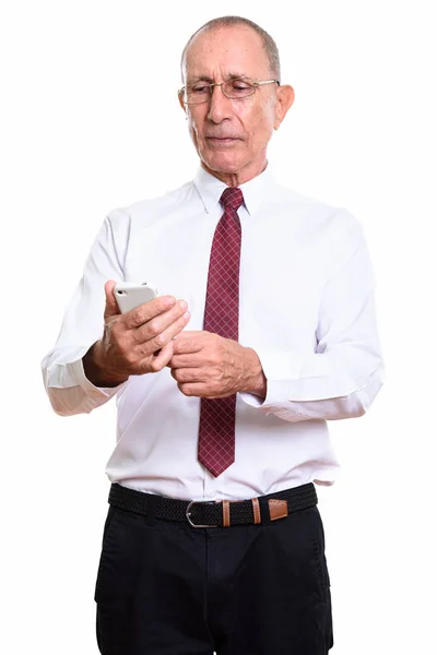 Estúdio tiro de empresário sênior usando telefone celular — Fotografia de Stock