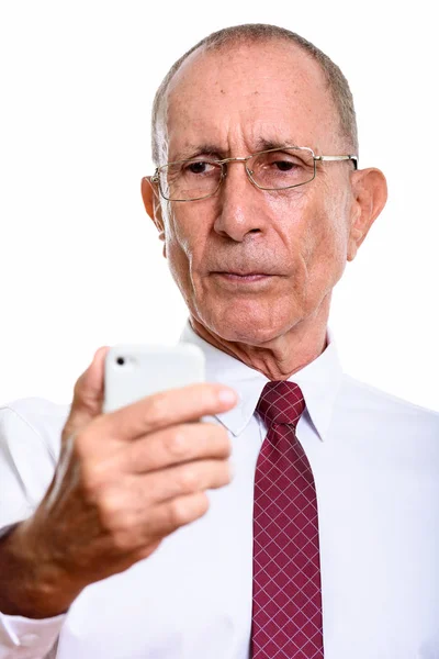 Cara de empresário sênior segurando telefone celular — Fotografia de Stock