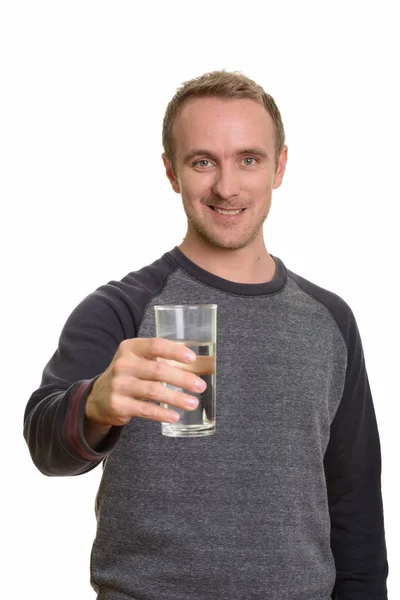 Boldog jóképű fehér férfi ad egy pohár vizet. — Stock Fotó