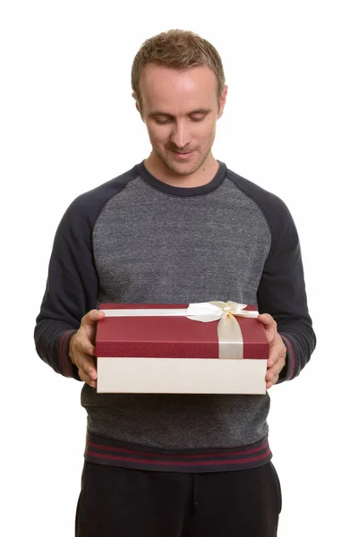 Красивый белый мужчина с подарочной коробкой, готовый для Валентина да — стоковое фото