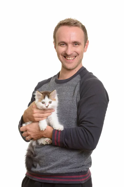 Boldog jóképű fehér férfi kezében aranyos cica — Stock Fotó