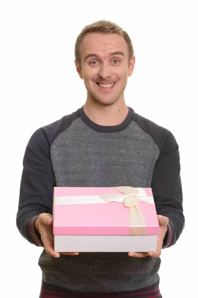 Bonito homem caucasiano feliz dando caixa de presente pronto para Valentine — Fotografia de Stock