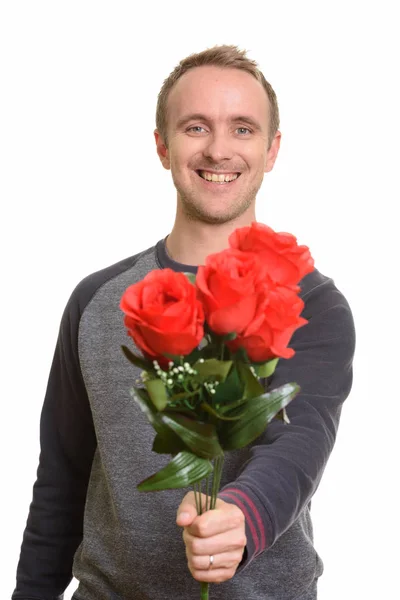 バレンティンの準備ができて幸せなハンサムな白人男性与える赤いバラ — ストック写真