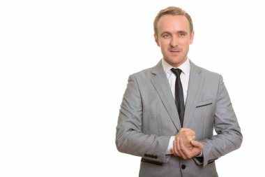 Beyaz arka plan karşı izole motivasyon veren yakışıklı beyaz işadamı