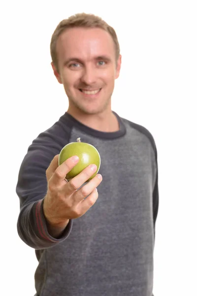 Bonito homem caucasiano feliz dando maçã verde — Fotografia de Stock