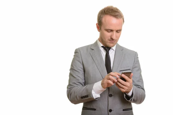 Guapo caucásico hombre de negocios utilizando el teléfono móvil aislado sobre fondo blanco — Foto de Stock