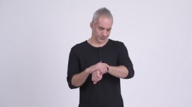 Bekleyen ve zaman beyaz bir arka plana dayanır kontrol Farsça yakışıklı