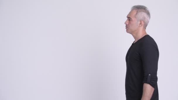 Vue du profil de bel homme persan pensant sur fond blanc — Video