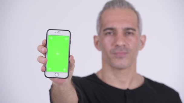 Glücklich schöner persischer Mann zeigt Telefon — Stockvideo
