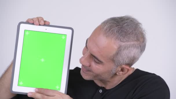 Szczęśliwy przystojny mężczyzna Perski wyświetlone cyfrowy tablicowy — Wideo stockowe