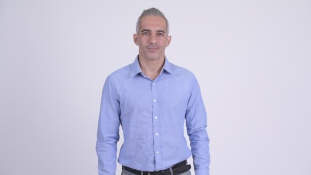 Empresário persa feliz sorrindo contra fundo branco — Vídeo de Stock