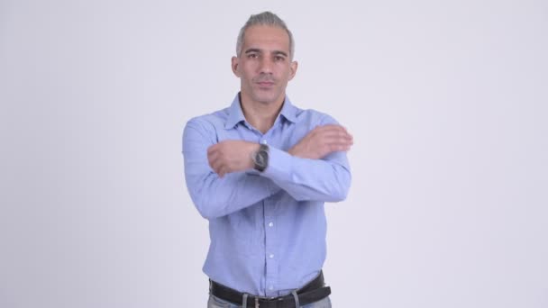 Персидский бизнесмен со скрещенными руками на белом фоне — стоковое видео