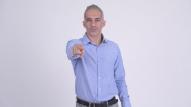 Yakışıklı İranlı işadamı kamera beyaz arka plan karşı işaret